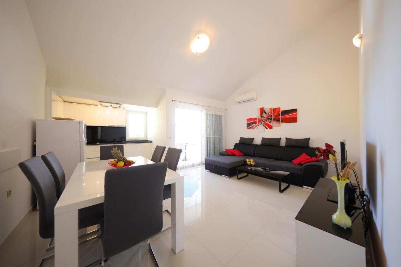 Villa Pino With Pool, Sauna & Jacuzzi Apartma