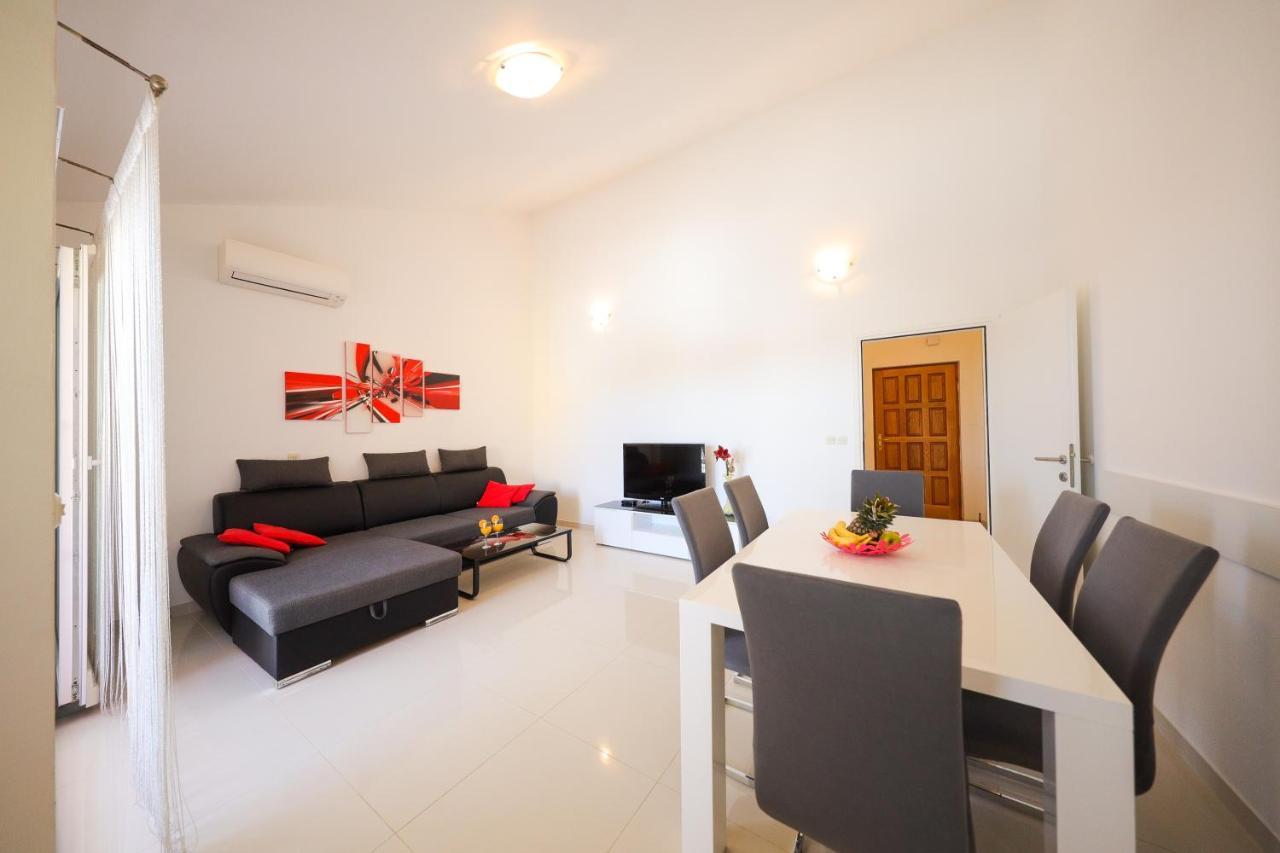 Apartma Villa Pino With Pool, Sauna & Jacuzzi