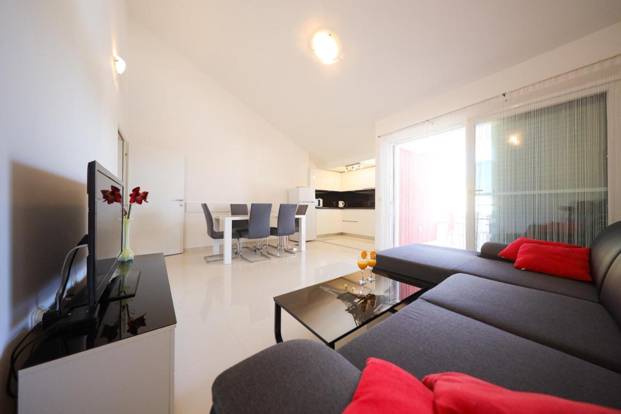 Villa Pino With Pool, Sauna & Jacuzzi