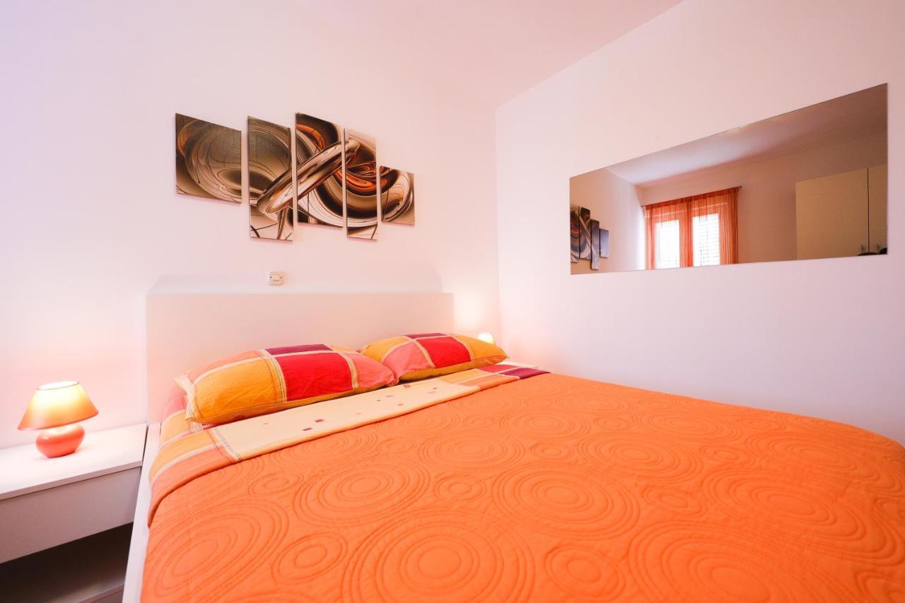 Villa Pino With Pool, Sauna & Jacuzzi * Petrcane