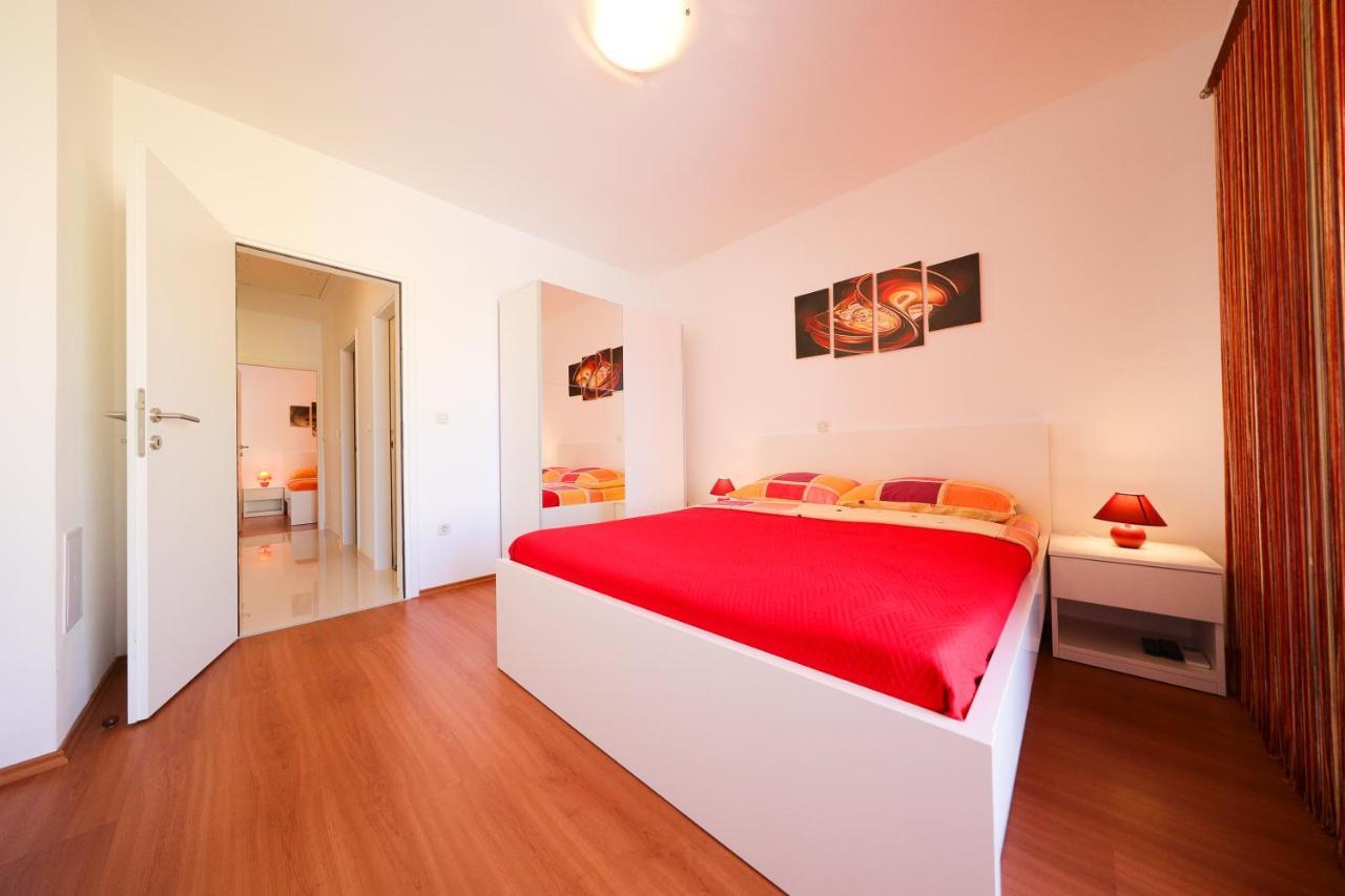 Villa Pino With Pool, Sauna & Jacuzzi Apartma Petrcane