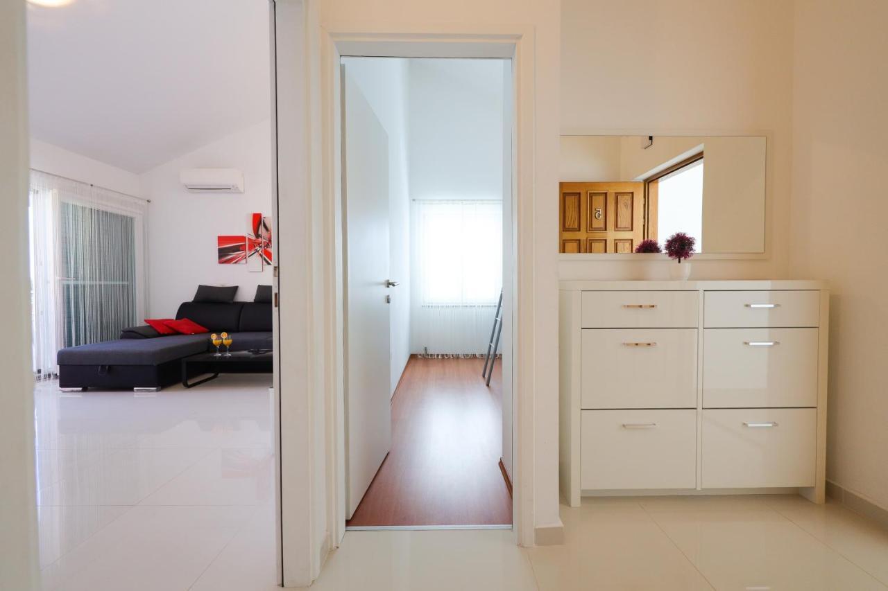 Villa Pino With Pool, Sauna & Jacuzzi Petrcane