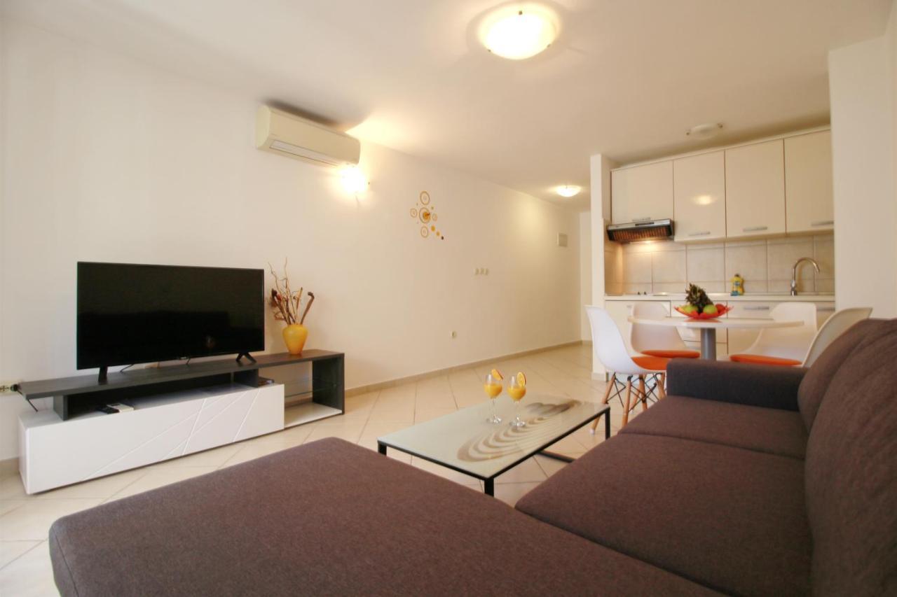 Villa Pino With Pool, Sauna & Jacuzzi Apartma