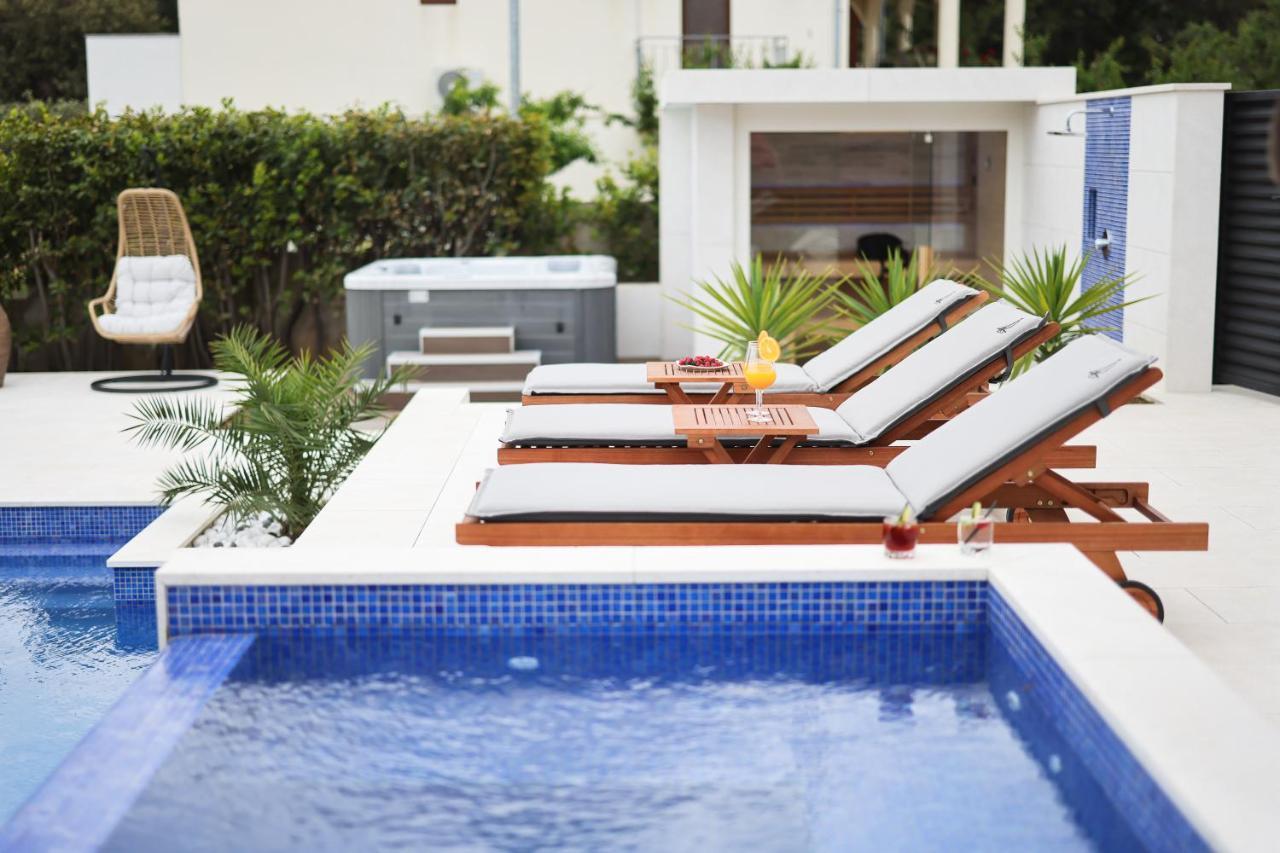 Apartma Villa Pino With Pool, Sauna & Jacuzzi *