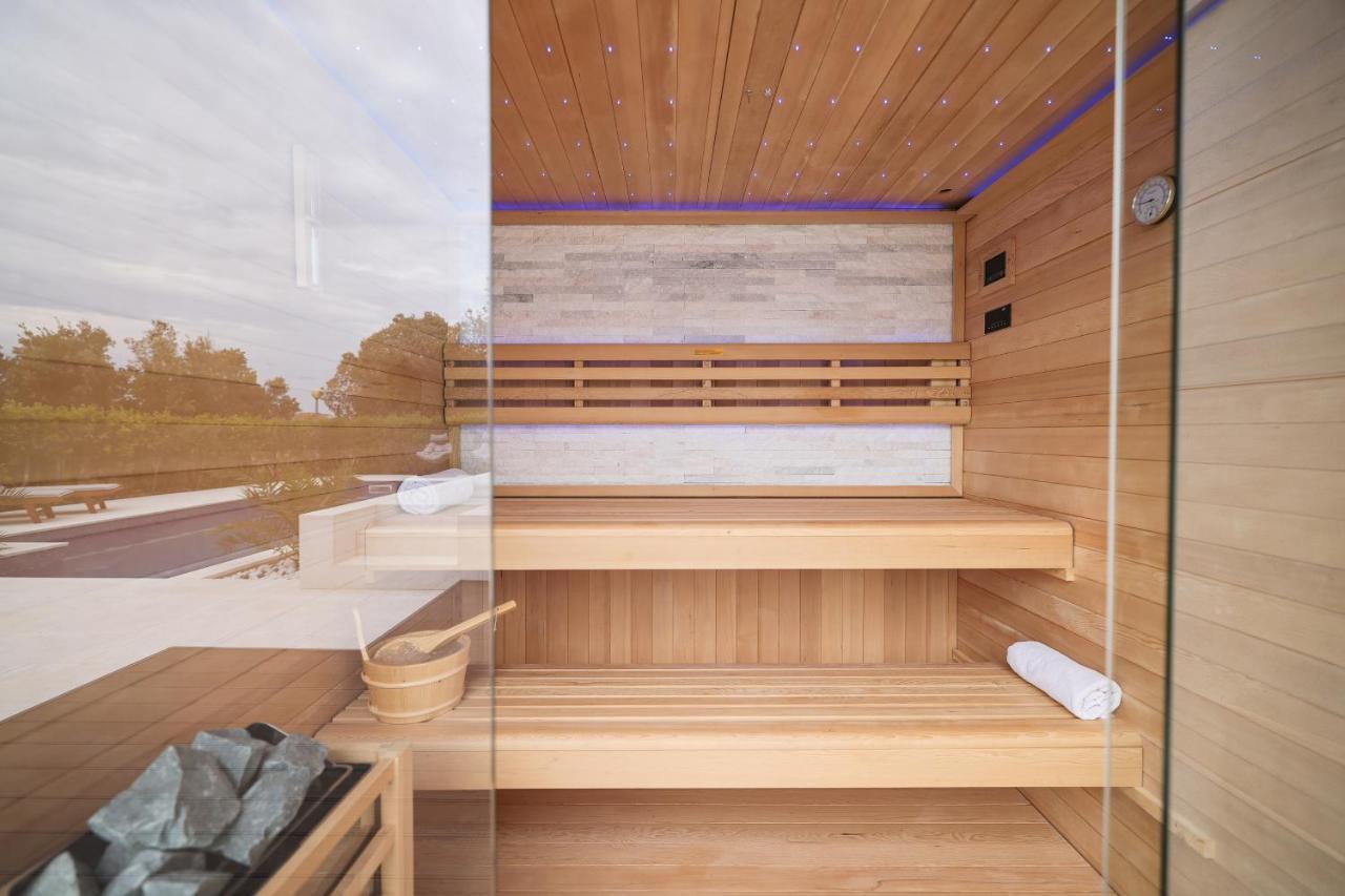 Villa Pino With Pool, Sauna & Jacuzzi *
