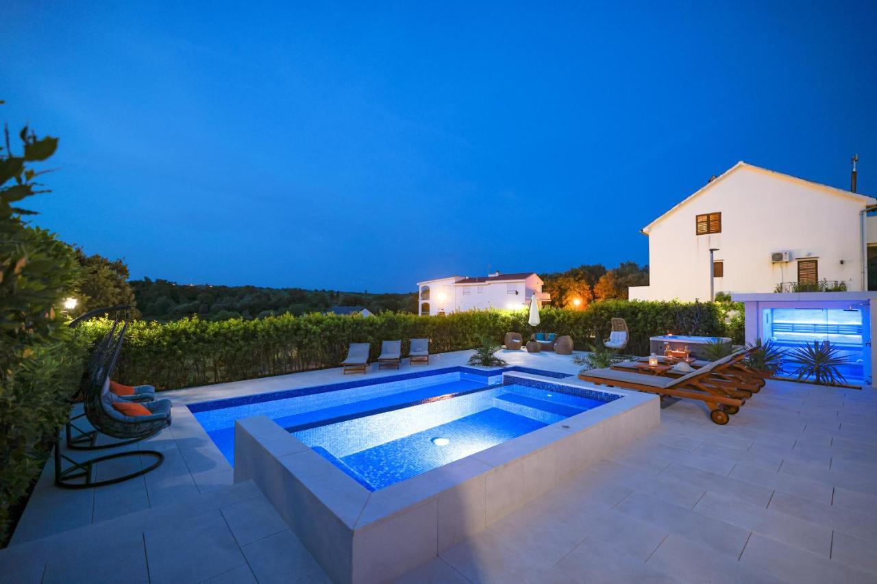 Villa Pino With Pool, Sauna & Jacuzzi Apartma Petrcane