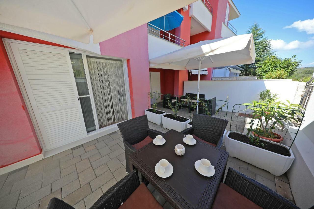 Villa Pino With Pool, Sauna & Jacuzzi Apartma