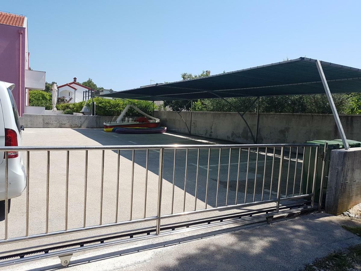 Apartma Villa Pino With Pool, Sauna & Jacuzzi Petrcane