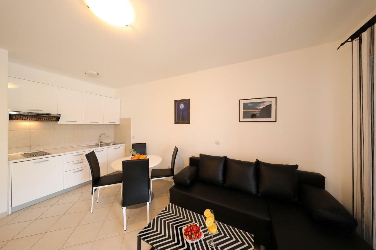 Apartma Villa Pino With Pool, Sauna & Jacuzzi Petrcane