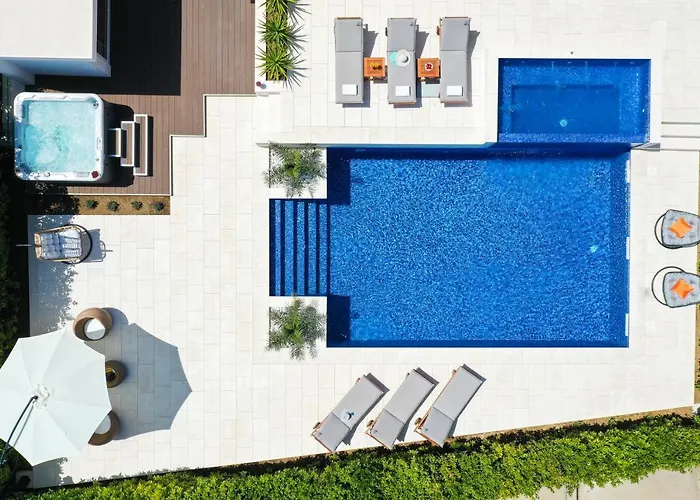 Villa Pino With Pool, Sauna & Jacuzzi