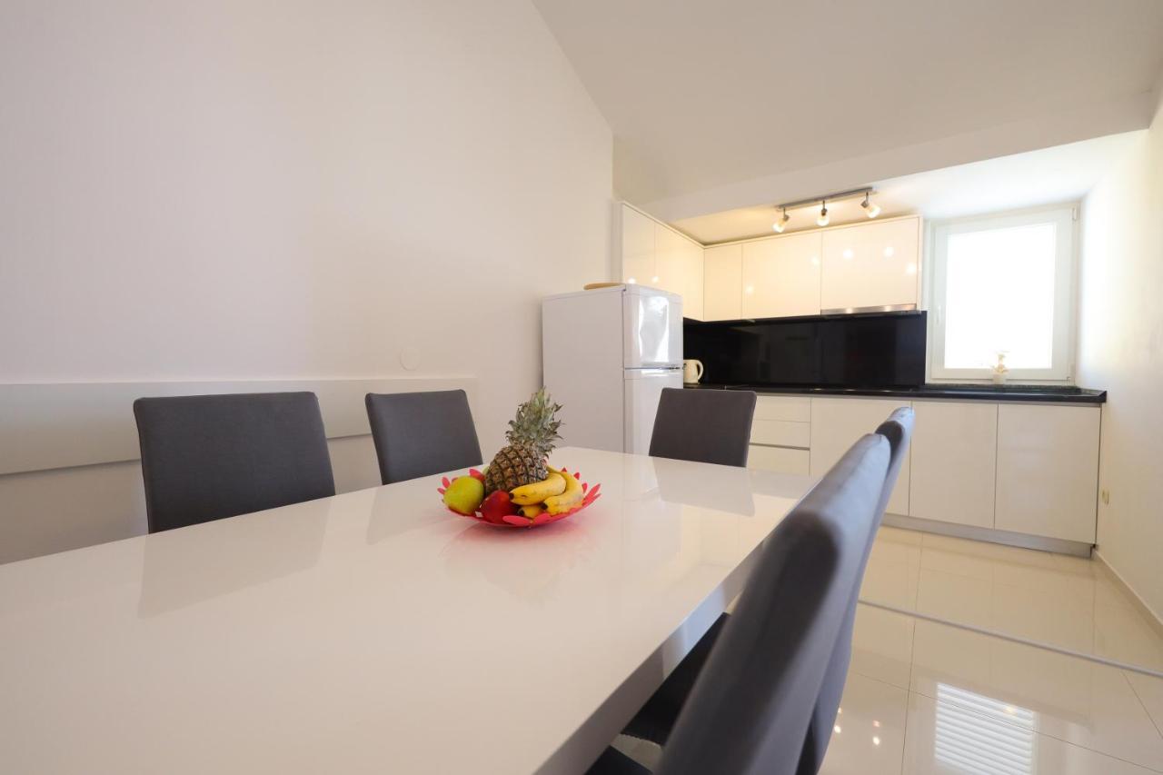 Villa Pino With Pool, Sauna & Jacuzzi Apartment Petrcane