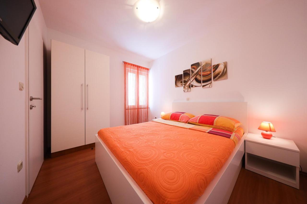 Villa Pino With Pool, Sauna & Jacuzzi Apartment