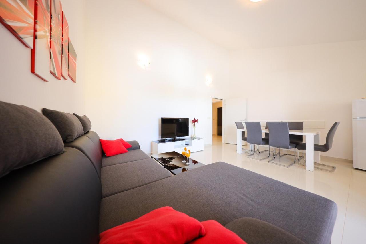 Villa Pino With Pool, Sauna & Jacuzzi Apartment *