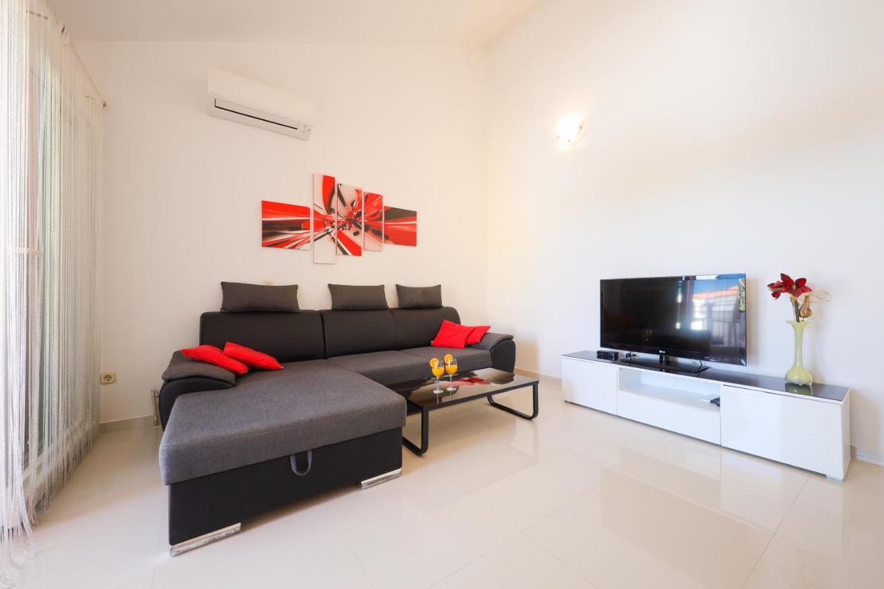 Villa Pino With Pool, Sauna & Jacuzzi Apartment