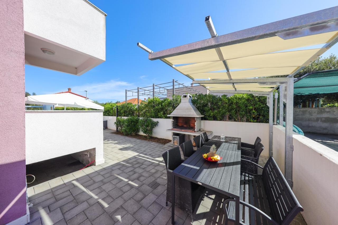 Villa Pino With Pool, Sauna & Jacuzzi Apartment