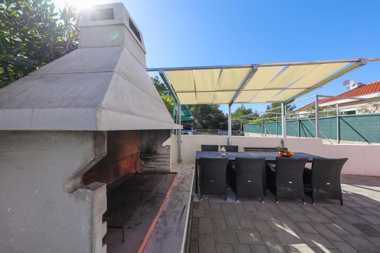 Villa Pino With Pool, Sauna & Jacuzzi Apartment Petrcane