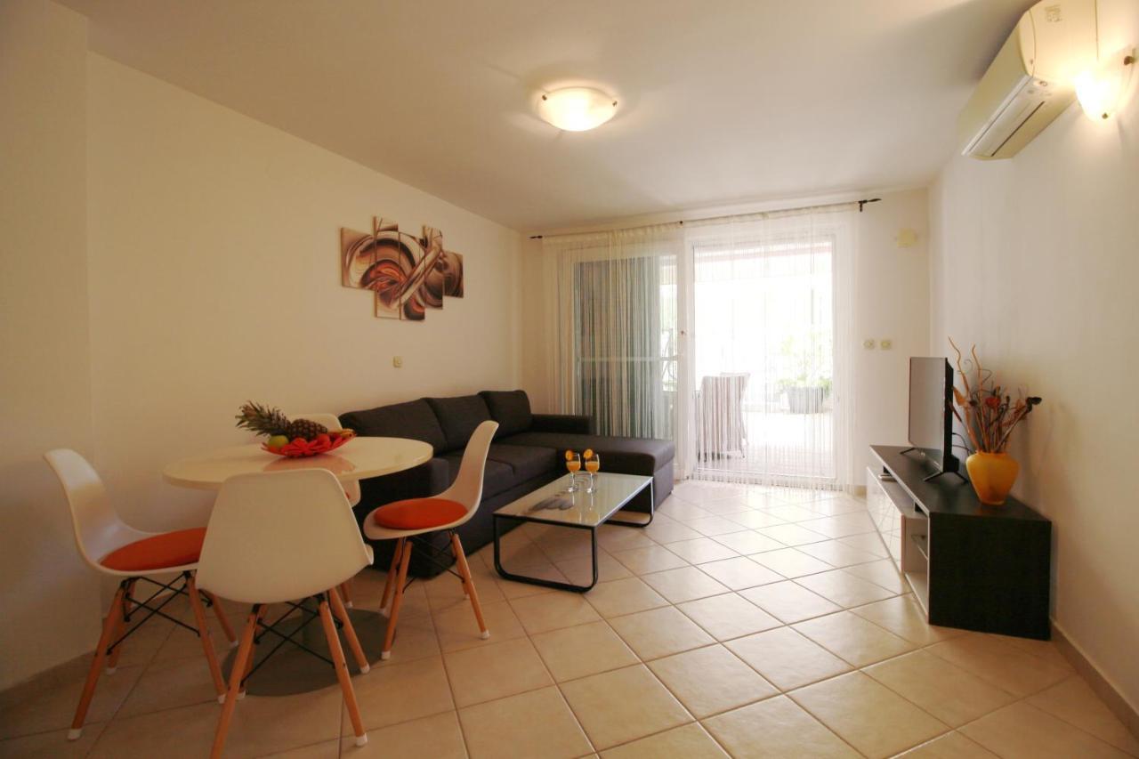 Villa Pino With Pool, Sauna & Jacuzzi Apartment Petrcane