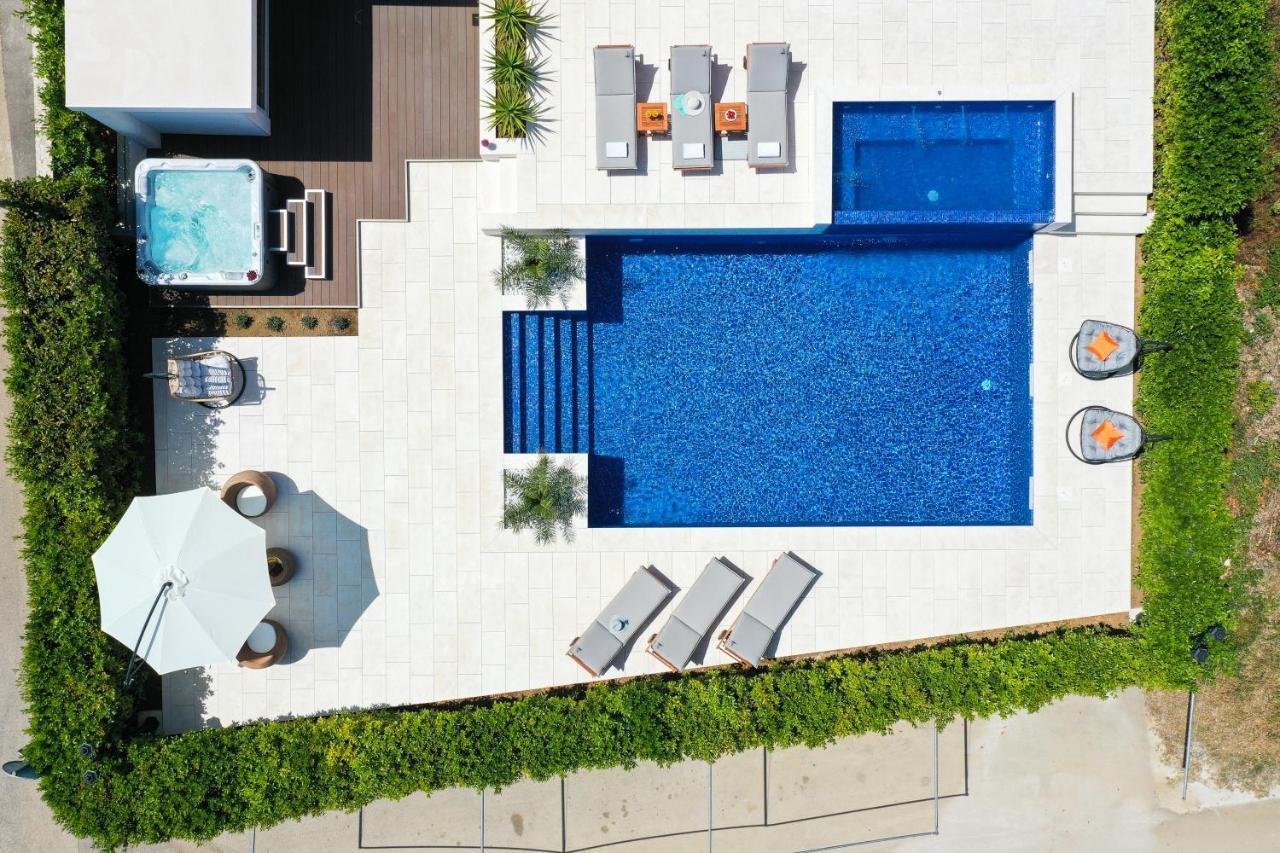 Villa Pino With Pool, Sauna & Jacuzzi Apartment Petrcane