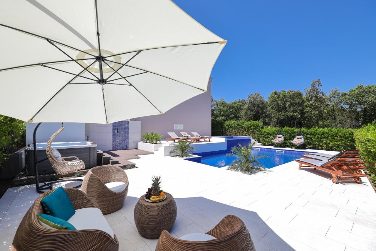 Villa Pino With Pool, Sauna & Jacuzzi * Petrcane