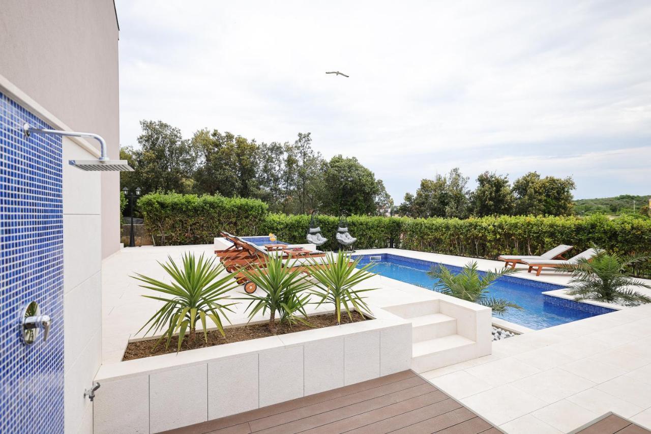 Villa Pino With Pool, Sauna & Jacuzzi Apartment *