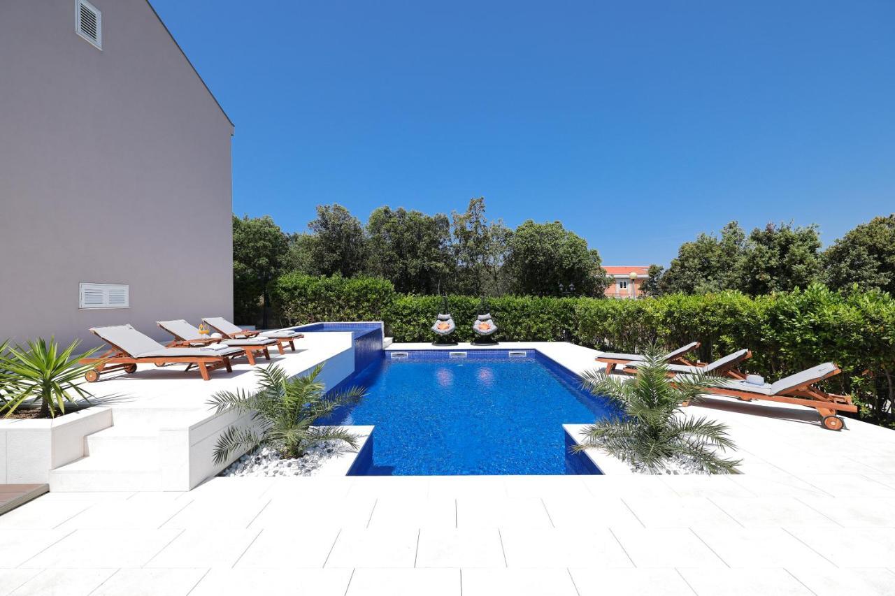 Villa Pino With Pool, Sauna & Jacuzzi Apartment *