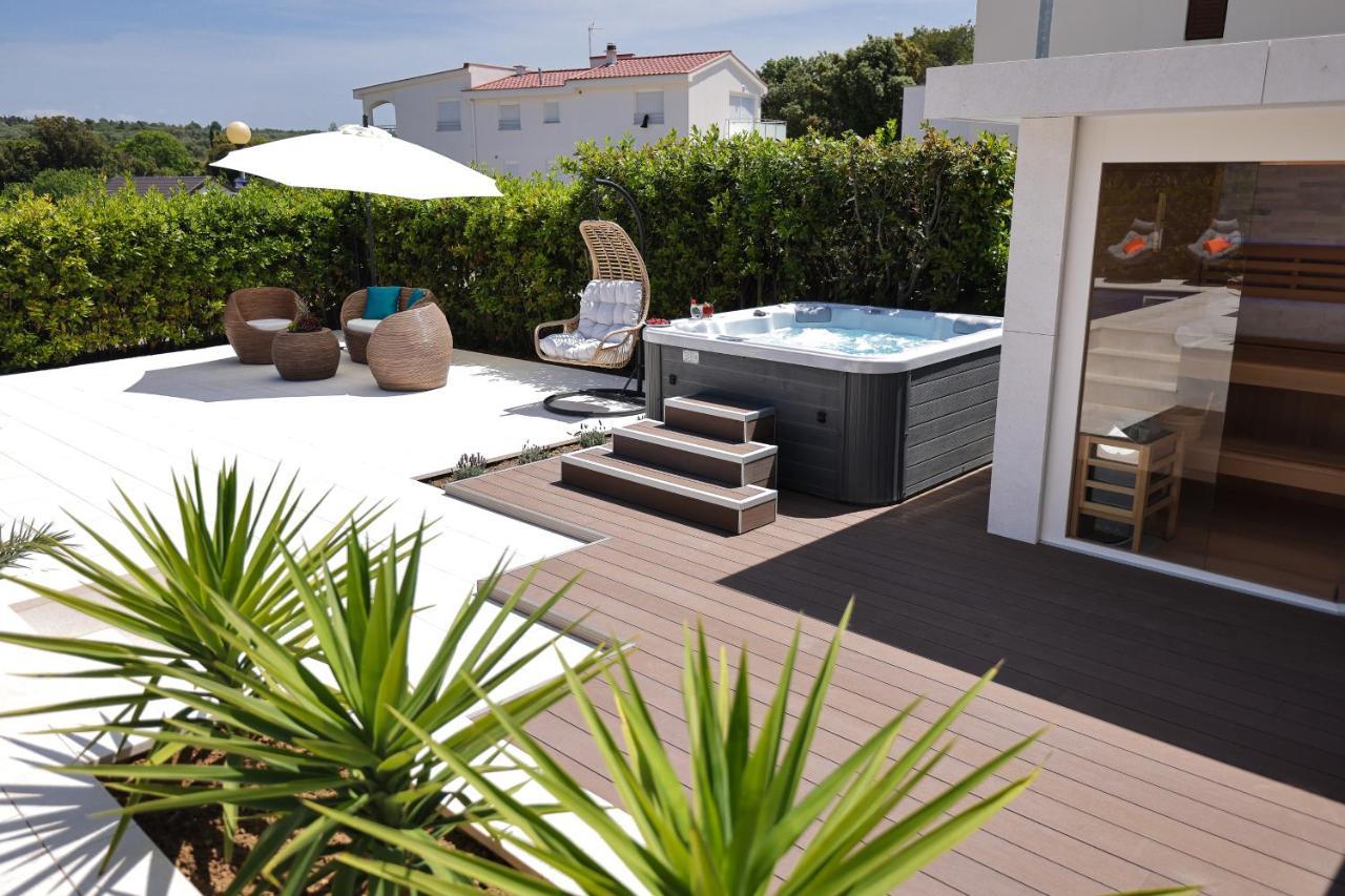 Villa Pino With Pool, Sauna & Jacuzzi Apartment Petrcane