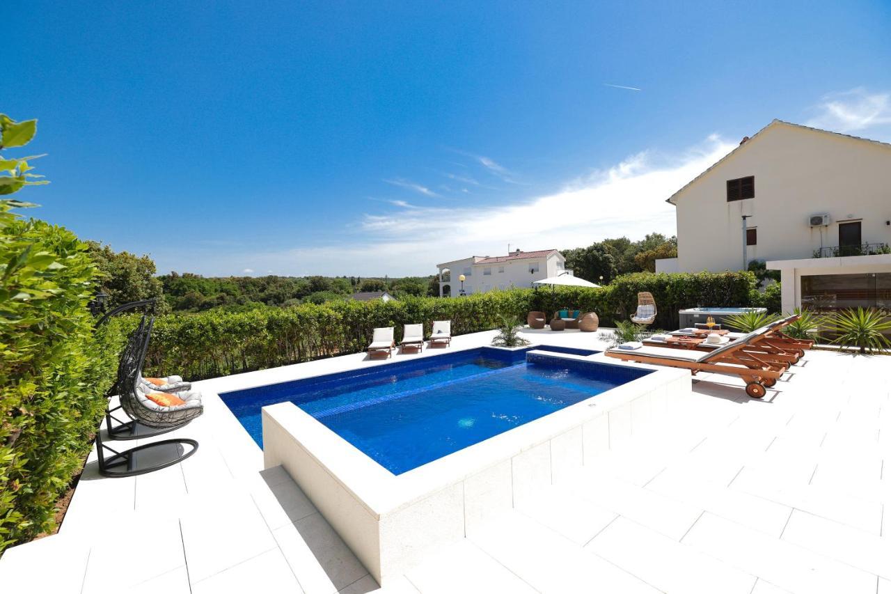 Villa Pino With Pool, Sauna & Jacuzzi Apartment Petrcane