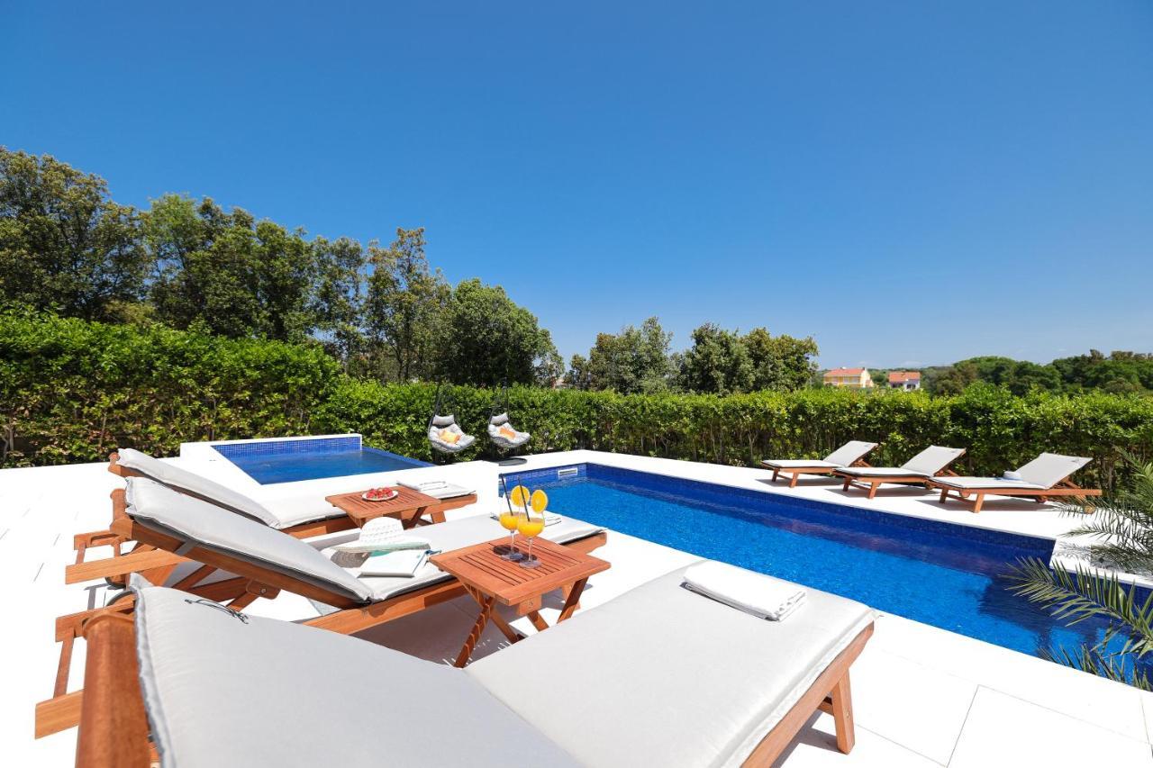 Villa Pino With Pool, Sauna & Jacuzzi