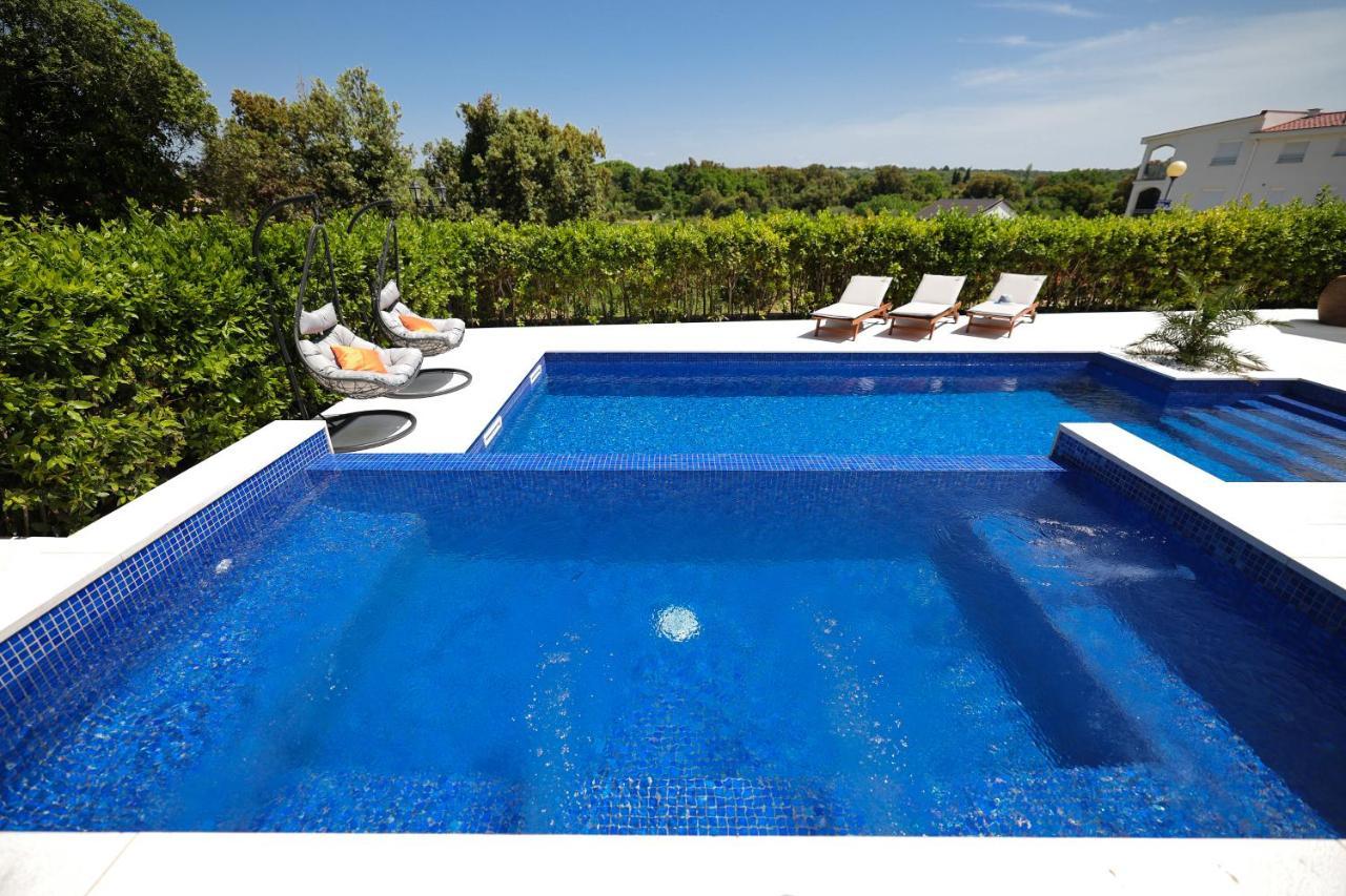 Villa Pino With Pool, Sauna & Jacuzzi Apartment *