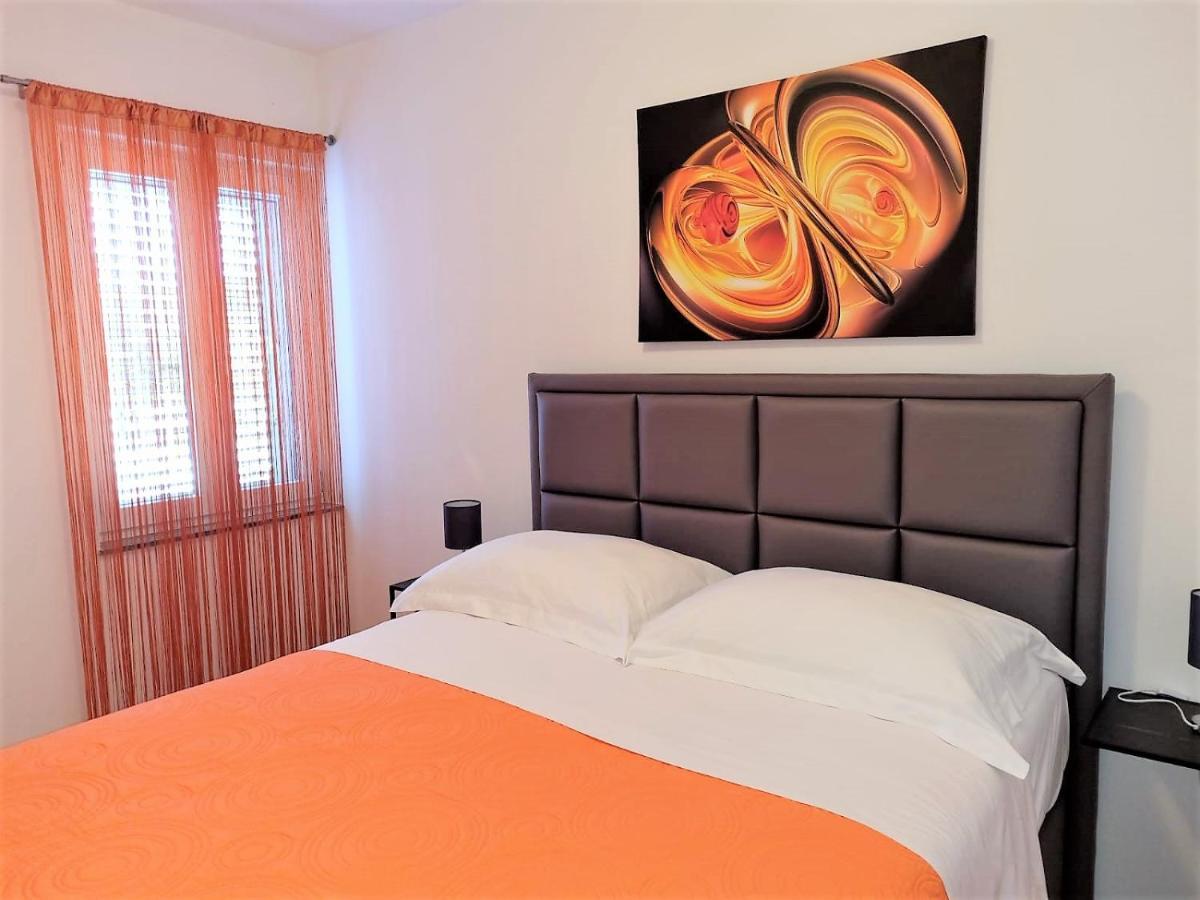 Villa Pino With Pool, Sauna & Jacuzzi Apartment *