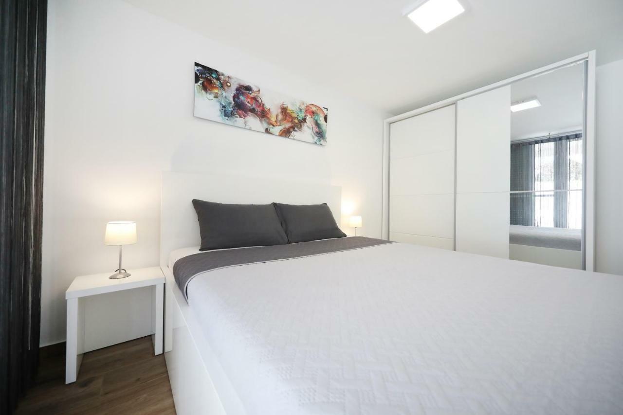 Villa Pino With Pool, Sauna & Jacuzzi Apartment