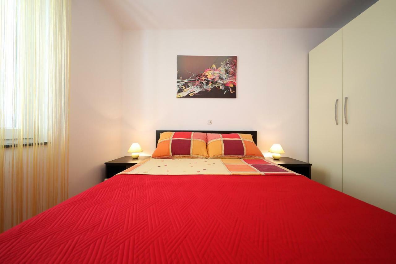 Villa Pino With Pool, Sauna & Jacuzzi Apartment *