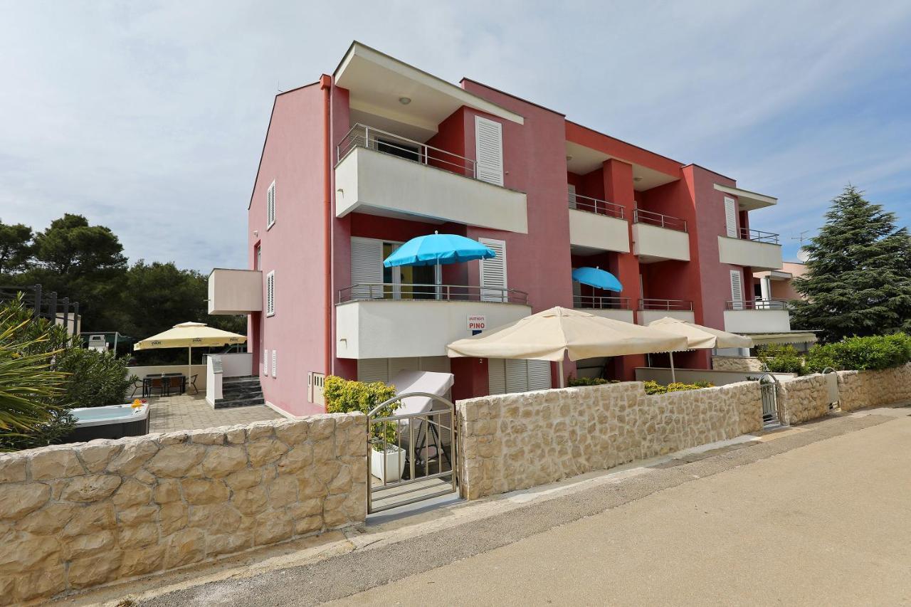 Villa Pino With Pool, Sauna & Jacuzzi Apartment *